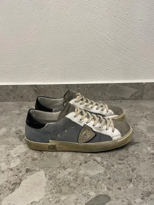 Philippe Model Sneakers  - Philippe Model || Storlek 40 || Skorna är i bra skick (se bilder) || Tveka inte på att höra av dig vid frågor eller funderingar 