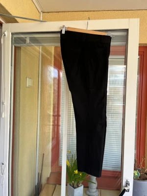 Banana Republic: svarta byxor storlek 0 - Svarta byxor från Banana Republic, modell The Sloan Fit. Byxorna har en klassisk design med figurnära passform. Material viskos, bomull och elestan. Stretch. Motsvarar stl.32/34. Lite kortare benläng, perfekt för sommaren.