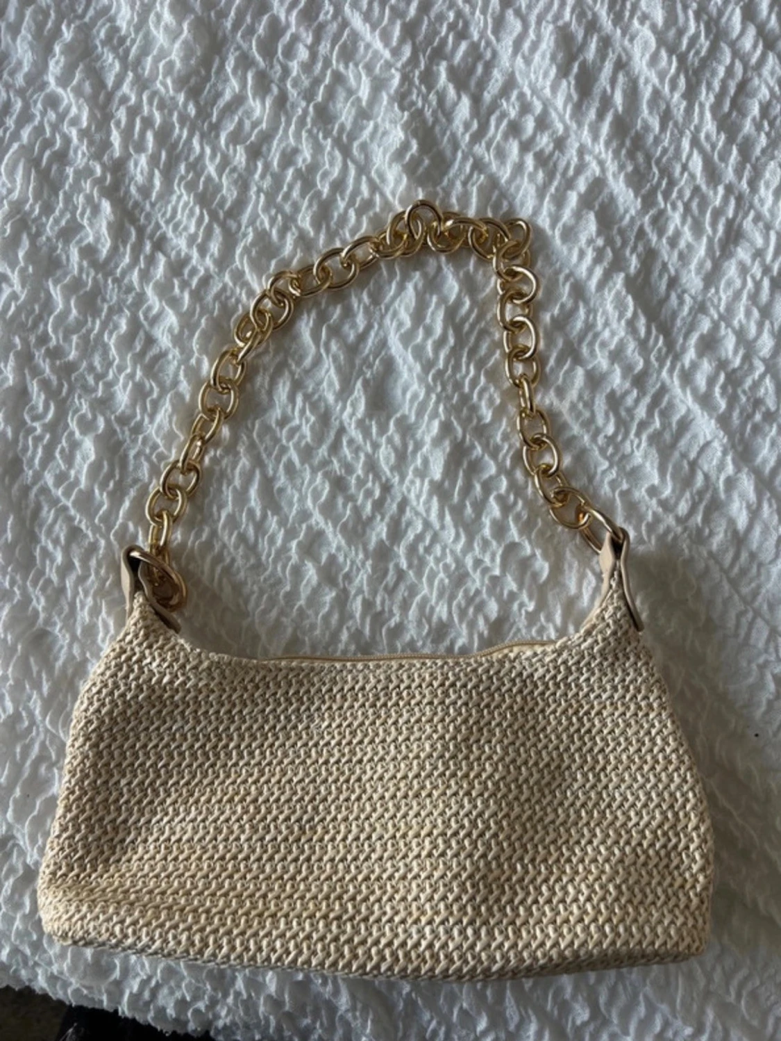 Beige stickad handväska med guldkedja