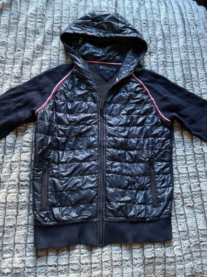 Hilfiger cardigan  - Riktigt schysst mörkblå cardigan med luva från Tommy Hilfiger. Perfekt nu mot sommaren. Storlek M. Skriv vid minsta intresse 😀