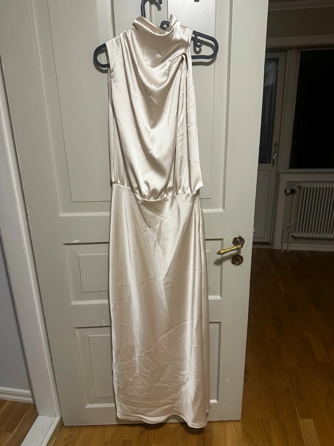 Champagnefärgad långklänning i satin