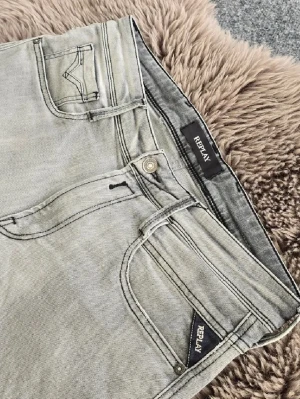 Ljusgrå jeans från Replay - Snygga ljusgrå jeans från Replay med klassisk femficksmodell och detaljerade sömmar på bakfickorna. Jeansen har en diskret logotyp på myntfickan och är tillverkade i mjukt denimtyg med en slim fit passform.