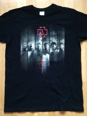 Rammstein T-Shirt | L / Large - T-Shirt med Rammstein tryck på framsidan.  B&C Collection. Large (Mått finns på bilderna!) 100% bomull.  Se bilder.