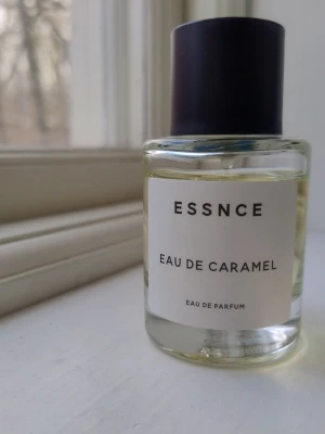 Essnce Eau De Caramel Parfym - Se bild för mängd. Doften är underbar, men den passar inte mig, så förhoppningsvis kan den hitta ett hem hos någon annan!                                                         Toppnoter: Karamell och salt karamellglass.    Hjärtnoter: Karamelliserade popcorn och vit choklad Basnoter: Tonkaböna, vanilj, kumarin och mysk