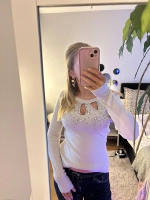 Söt tröja med glitter - Jätte fin tröja med hål över bröstet och med glitter! Tyvärr vet jag inte vad för märke det är på tröjan eller vilken storlek men skulle säga att den passar för XS/S. Tröjan är i använt skick så va medveten om att glitter diamanter har lossnat från tröjan!!💞Annars jätte fin