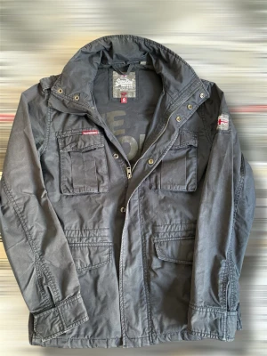 Mörkblå fieldjacka Superdry S - Mörkblå Superdry Field jacka i storlek S. Riktigt snygg och eftertraktad, även perfekt nu till våren! Inga defekter alls. Hör gärna av dig vid minsta fundering!⭐️