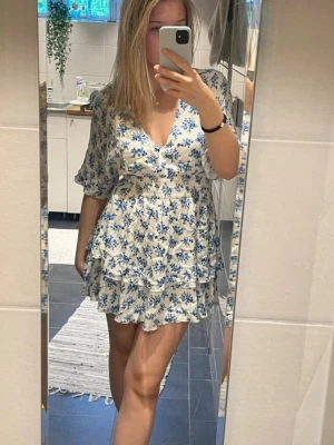 Klänning - Söt blommig klänning, Använd fåtal  gånger! (Bilderna är screenade från mitt vites konto, därav lite sämre kvalitet men det är bara att skriva för fler bilder) 