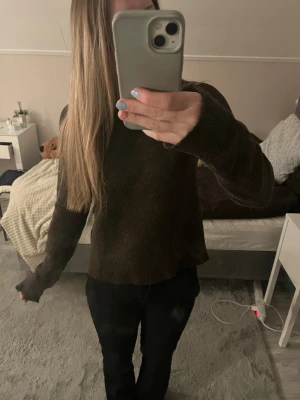 Mörkbrun stickad tröja - Fin brun stickad tröja från Nelly. Inge defekter eller sådant 😊