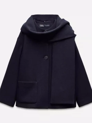 Svart ullkappa  - Supersnygg svart ullkappa med passande halsduk från Zara! i storlek M. Passar mig som har storlek S då den sitter lite oversized. 