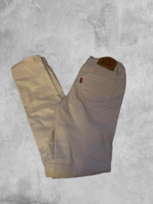 Vita jeans från Levi's - Säljer nu ett par vita Levis jeans i storlek 140, bara att kontakta vid frågor osv!