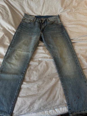 Levi’s jeans 551z - Klassiska blå jeans från Levi's med rak passform och slitna detaljer. Har använt den en gång bara. W 29 L30.