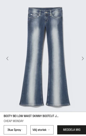 Bootcut jeans från Cheap Monday - Snygga blå bootcut jeans från Cheap Monday med låg midja och skinny passform upptill. Jeansen har en klassisk femficksdesign, bälteshällor och dragkedjegylf. Materialet är denim i bomull med en ljus tvätt och slitningar längs benen. uppsprättade