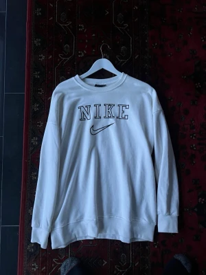 Nike college sweater  - Nike regular fit college sweater. Nästan oanvänd 