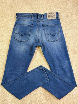 Replay Anbass Jeans - Stl w31, l34  - REPLAY JEANS  - Storlek: W31/L34 Modell: ANBASS | Användning: Varsamt använda, fint skick | Nypris: Cirka 1800 SEK