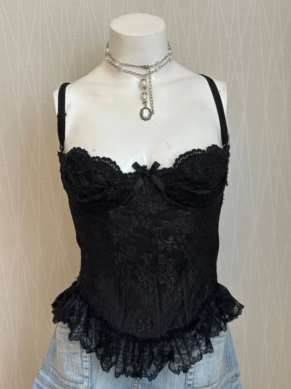 Svart spetskorsett med volangkant - 1