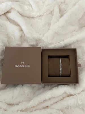 Silverfärgat armband från Mockberg - Snyggt och stilrent armband från Mockberg i silverfärg. Armbandet har en tunn, elegant kedja med en klassisk design och passar perfekt för både killar och tjejer. Perfekt accessoar för dig som gillar minimalistisk och modern stil. Armbandet är i äkta silver och är vattentätt. Armbandet är helt nytt och oanvänt och har prislapparna kvar! Det leveras inte i originalbox utan annan smyckesbox. Passar perfekt till dig själv eller som present! 🎁 🤍 Nypris är 599kr!