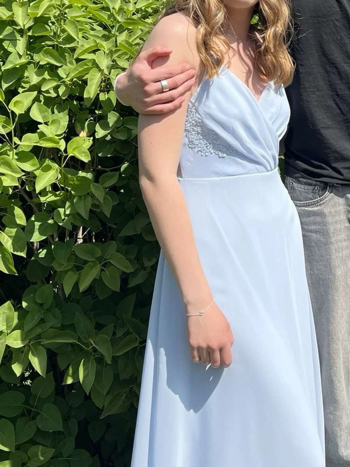 Ljusblå långklänning med spetsdetaljer - 1