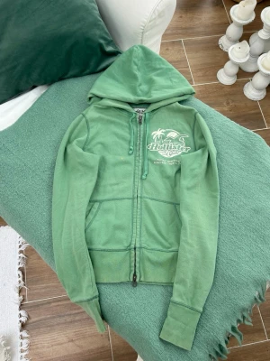 Hollister zip  - En zip från Hollister i storlek ”XL” dock en extremt gammal modell som mer är som en M. Jag skickar inom 24h, PostNord prioriteras. Se liknande plagg i min profil! 