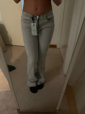 Ljusgråa jeans  - Säljer ett par ljusgrå bootcut . Jeansen har en snygg tvätt och raka ben som går ut lite nedtill. Perfekta till sneakers eller boots. Materialet är mjukt och stretchigt för skön passform. Helt oanvända med prislapp. Ordinarie pris 500