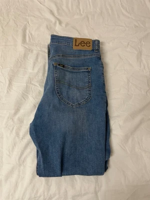 Blå jeans från Lee - Blåa jeans från lee, har haft de någon månad. Säljer de pågrund av att de inte är min stil längre. De sitter lite större än 14-15. Bara o höra av sig för fler bilder. Pris kan diskuteras