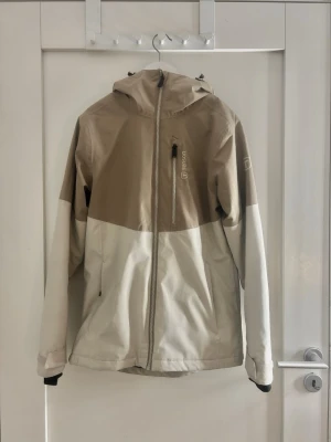 Tenson skidjacka  - Säljer denna superfina skidjacka från Tenson i strl 36. Jackan är i superfint skick utan några defekter, då den ej kommer till användning och knappt använd! Säljer för 900kr , nypris 1799kr