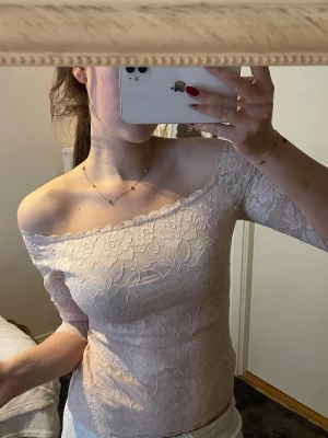 Blus of shoulder  - Använda litegrann men bra skick💕💕 Kontakta mig för fler bilder🤗står M men passar även S :)