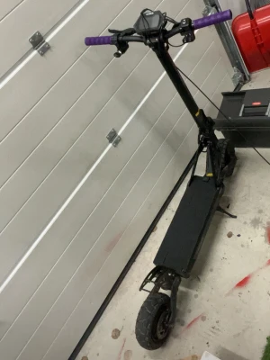 Kukirin g2 pro - Säljes: Kukirin G2 Pro  Säljer min Kukirin G2 Pro som har gått cirka 1000 km. Den fungerar som den ska och passar bra för både pendling och fritidsåkning.  Skick & info: 	•	Backbromsen är helt ny 	•	Ny bromsslang monterad (lite för lång men fungerar) 	•	3-pack bromsskivor ingår 	•	Jag har lagt på grep-tejp på plattan då den gamla lossnade – bra grepp nu 	•	Mobilhållare ingår 	•	Scootern är smutsig och kan behöva en tvätt 	