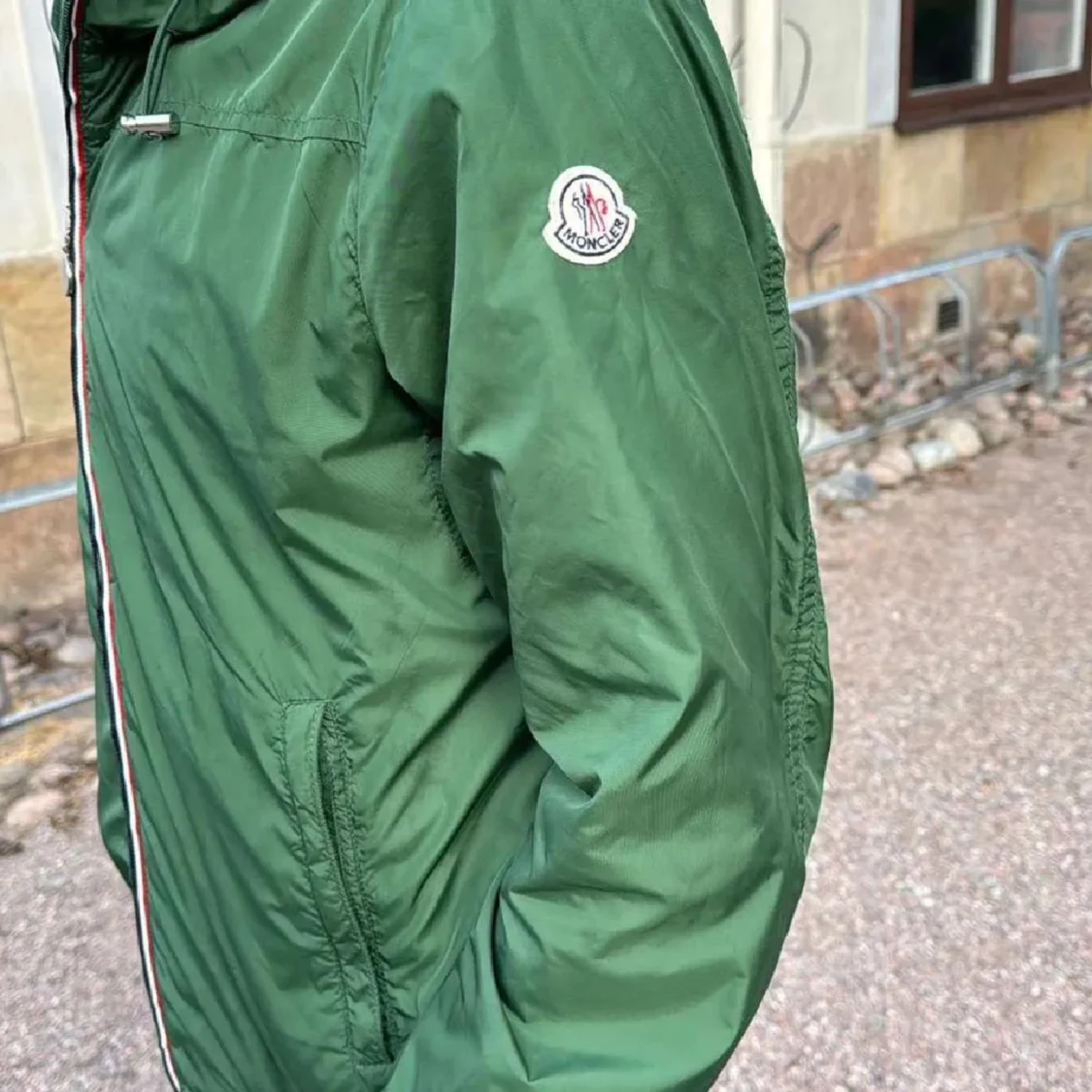 (Äkta) Grön vindjacka från Moncler