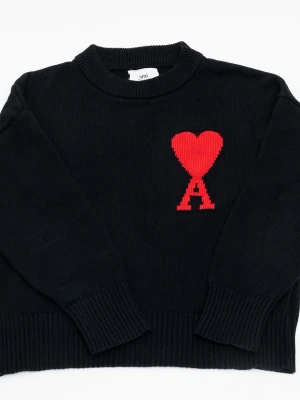 Svart stickad tröja från Ami Paris  - Svart stickad tröja från Ami med rund halsringning och ribbade muddar. På bröstet finns ett rött hjärta och bokstaven A, vilket ger en unik och trendig look. Perfekt för dig som gillar stilrena plagg med en twist. Du vet varför priset är som det är. Skriv innan du köper om du inte vet.