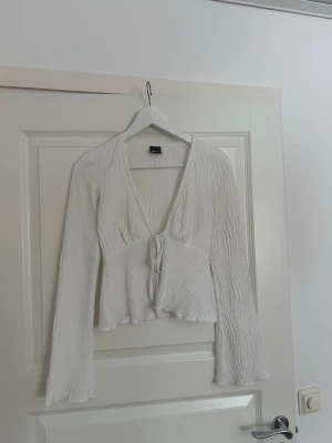 Topp från GinaTricot - Populär slutsåld topp från GinaTricot. Använd fåtal gånger och är i gott skick. Hör av er vid frågor!