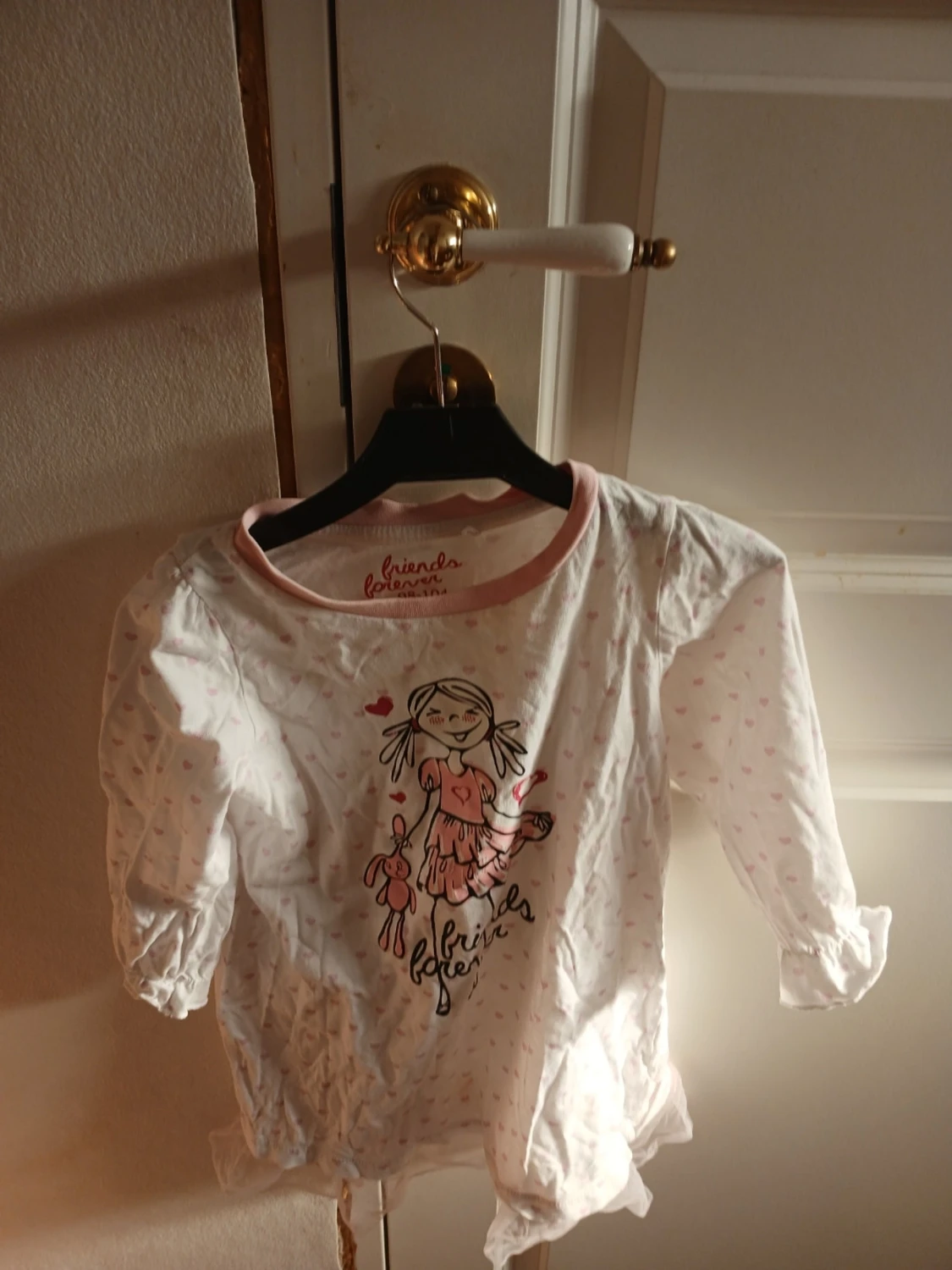 Vit pyjamas med rosa hjärtan