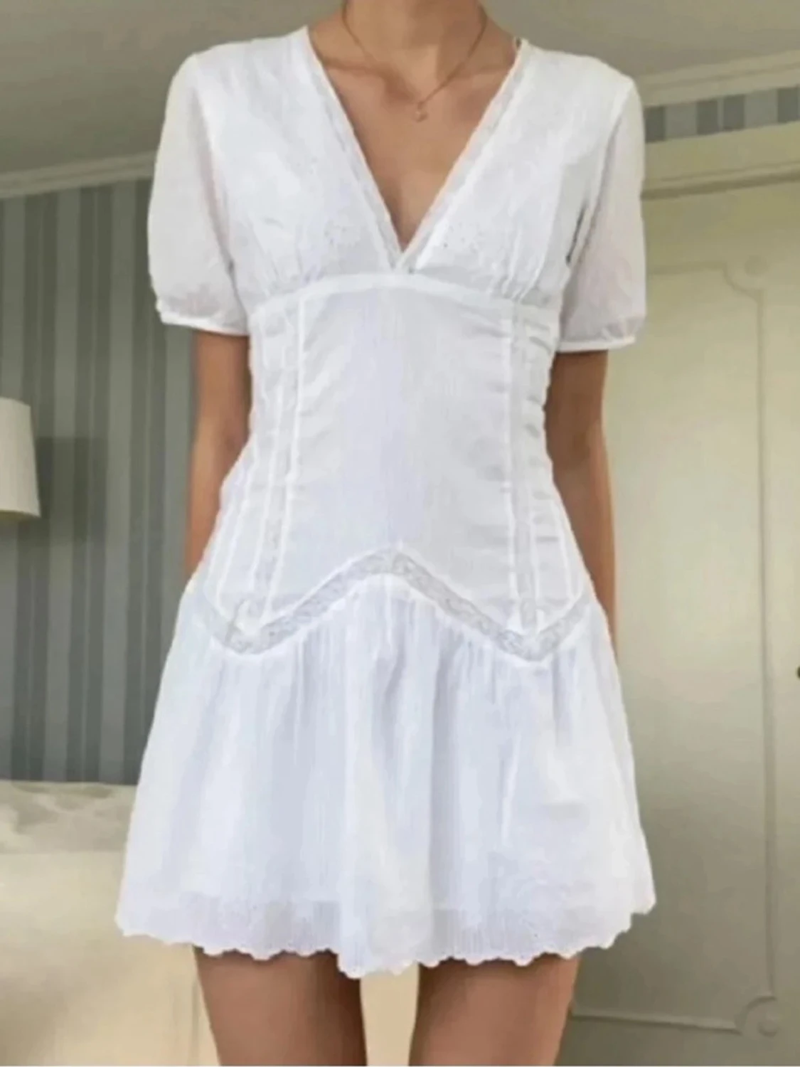 Vit kort klänning med spetsdetaljer