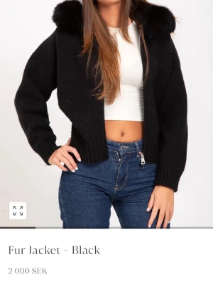 Svart pälsjacka med dragkedja - Snygg svart pälsjacka med mjuk fuskpälskrage och dragkedja framtill. Jackan har ribbade muddar vid ärmslut och midja för en schysst passform. Perfekt för att hålla värmen och samtidigt se trendig ut.
