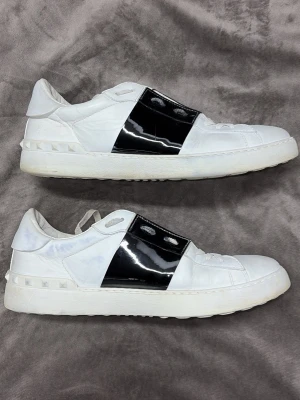 Vita sneakers med svart detalj Valentino - Missfärgning, se första och sista bilden‼️ Därav priset😃🤝 Självklart äkta✅ 150+ nöjda kunder🙌 Hör av dig vid minsta fundering
