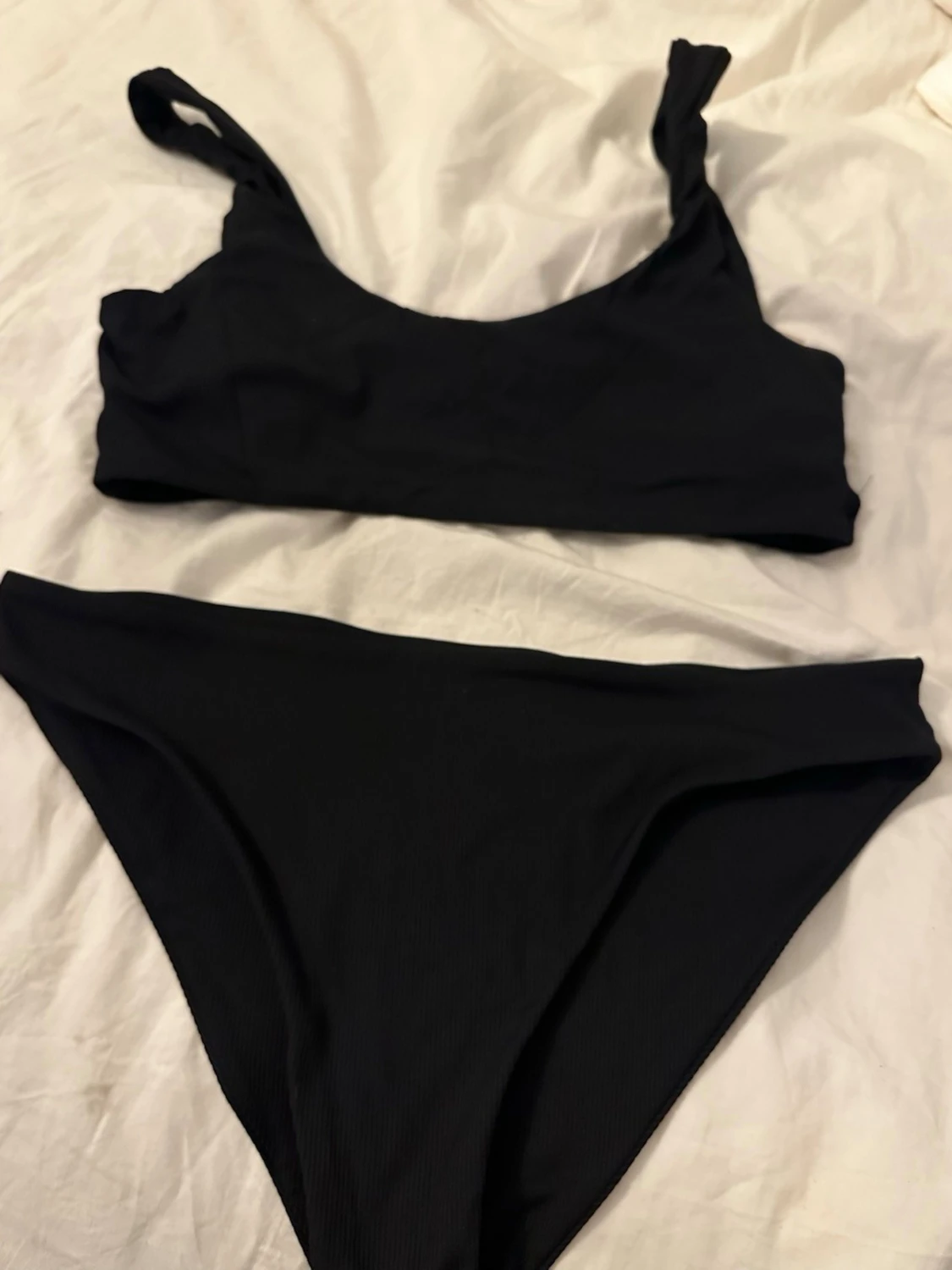 Svart bikini med enkel design