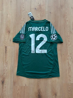 Real Madrid Marcelo retro fotbollströja - Helt oanvänd med tags kvar och påse samt Champions League patches. Storlek Small. Skriv privat för fler bilder eller vid funderingar!
