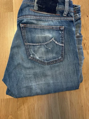 Jacob choën jeans - Snygga blå jeans från jacob choën  klassisk femficksdesign och slitningar på bakfickan. Jeansen har en tvättad look och raka ben. Perfekta för en avslappnad stil och tillverkade i mjukt denimtyg.