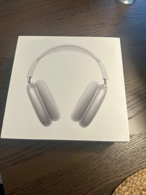 Apple AirPods Max silver hörlurar - Säljer mina AirPods Max i silver. Fantastiskt ljud med aktiv brusreducering och hög komfort. Perfekt för musik, filmer eller samtal. Samma serienummer i hörlurar, förpackning och i Bluetooth. Garanti gäller till april 2026 (AppleCare +). ✅  Skick: 	•	Sparsamt använda 	•	Alltid förvarade i originalfodral. 	•	Fullt fungerande med alla funktioner intakta.  Inkluderar: 	•	Originalförpackning 	•	Smart Case  Pris: 2799kr  Hör av dig vid frågor eller fler bilder! Snabb affär möjlig. 