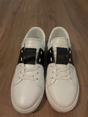 Valentino skor - Ett par riktigt snygga valentino skor som jag bara använt 1 gång. De är otroligt sköna och bland de snyggaste skor jag sett. Skorna kommer med dustbags. Fråga gärna för mer.