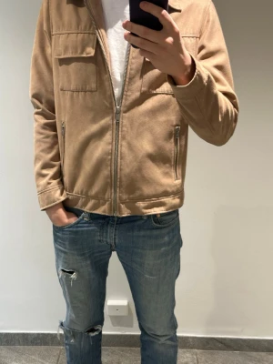 Beige mockajacka - Model: 183cm 68kg mockjacka