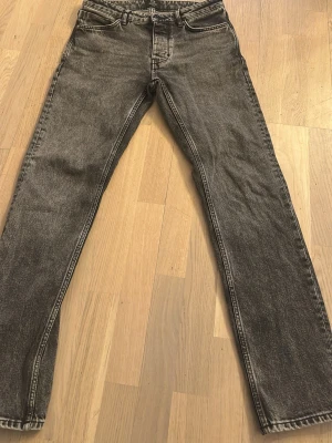 Neuw denim ray straight - Tja! Säljer ett par neuw denim straight ray i storlek 28/32 då dessa är för små för mig nu! Använt ett antal gånger men är fortfarande i väldigt fint skick. Skön mörkgrå färg och rakare passform. Nypris på dessa ligger kring 1000kr😄