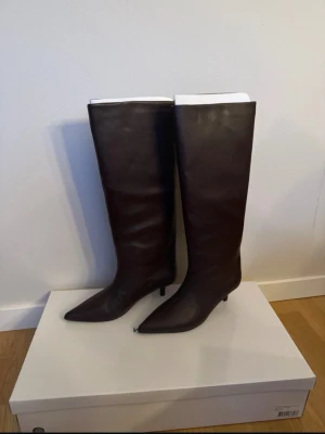 Knähöga boots - Helt nya i orginalgörpackning