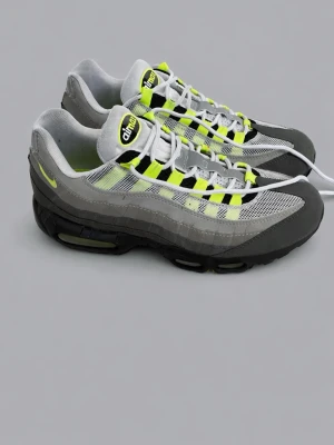 Nike Air Max 95 OG Neon - Säljer ett par riktigt snygga Nike Air Max 95 i den absolut mest ikoniska färgkombinationen: Neon/Volt & Grey. En tidlös sneaker som funkar till allt! Detaljer: • Modell: Nike Air Max 95 • Färg: Black/Neon Yellow-Light Graphite (Neon) • Storlek: 43 (US 9.5 / 27.5 cm) • Skick: Mycket fint skick! Se bilder för egen bedömning av sulan och materialet. Väl omhändertagna. Säljer ett par riktigt snygga Nike Air Max 95 i den absolut mest ikoniska färgkombinationen: Neon/Volt & Grey. En tidlös sneaker so