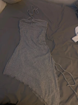 Grå ribbad asymmetrisk klänning - En grå klänning från shein me skönt material inte använd alls!