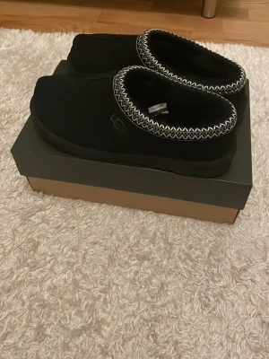 Uggs Oanvända - Uggs skor storlek 42. Helt oanvända. Med kartong. 