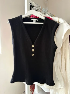 Svart festtopp - Snygg svart stickad topp i nyskick💞💞