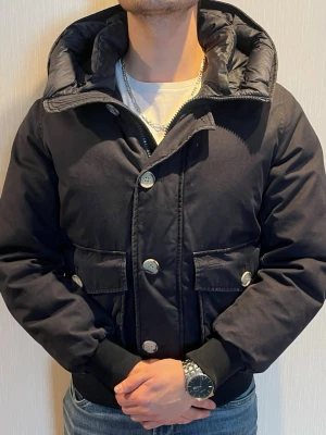 Marinblå woolrich pufferjacka  - Säljer nu denna snygga och unika vinterjacka. perfekt för kalla vinterdagar och ger en cool, avslappnad look.
