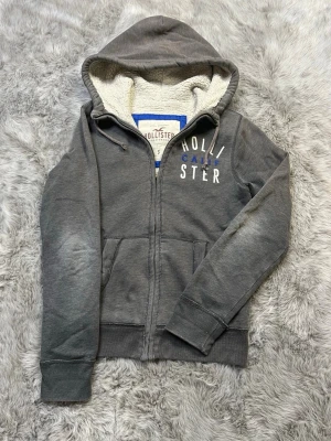 Hollister hoodie - Säljer denna sällsynta och mycket eftertraktade Hollister hoodie | Storlek S | Skick 9/10 | Vid eventuella frågor hör gärna av dig och erbjuder bra pris vid köp av bundle 😁✅