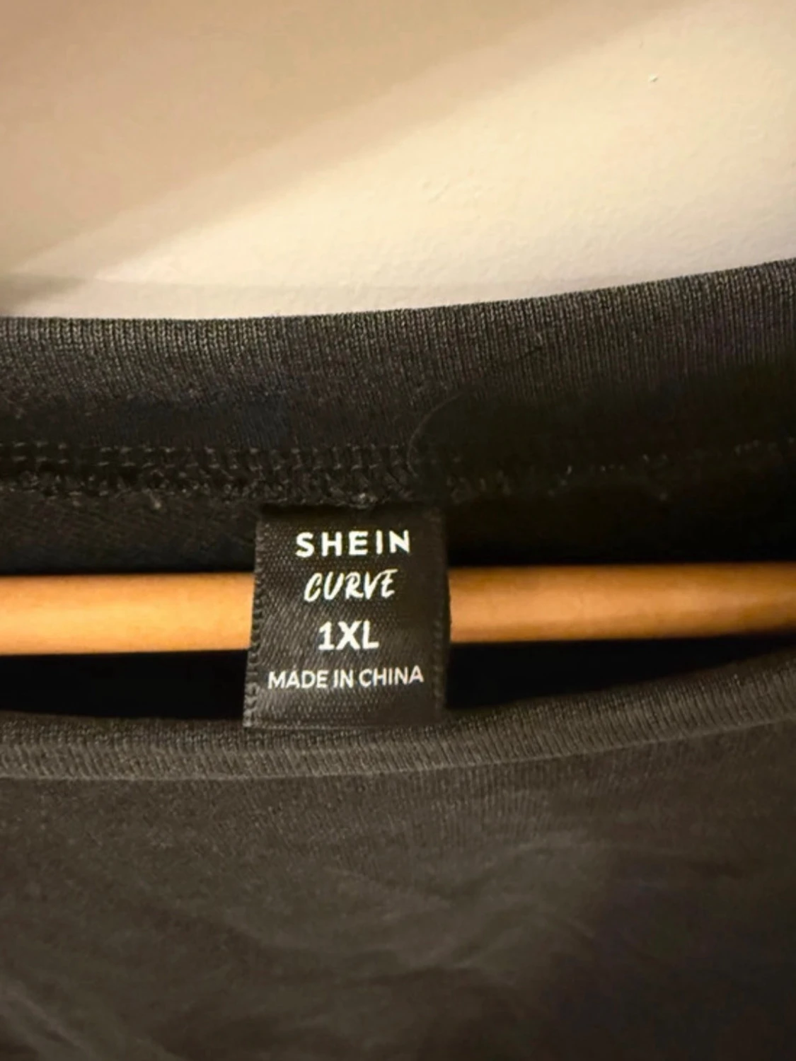 Svart grå urtvättat färg blus med volang och spetsdetaljer - 2