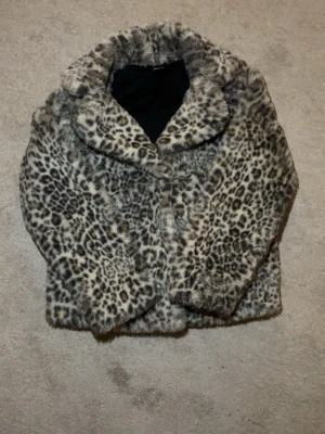 Leopard jacka - Fluffig leopardjacka från gina tricot som ej säljs längre 🐆💫 den har inga defekter och ganska sparsamt använd därmed känns den som ny